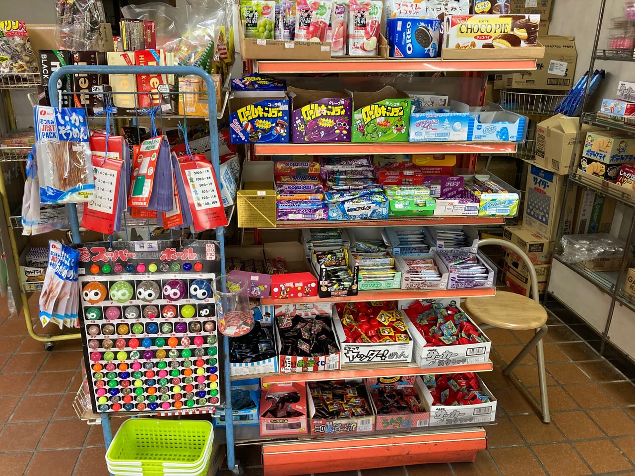 柏市 駄菓子屋さんが恋しくなったらココ 柏市根戸の老舗店 ミートショップ飯田屋 を覗いてみました 号外net 柏市