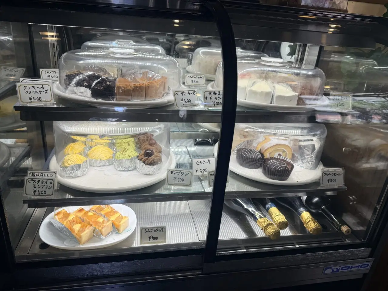 サァティーラブのケーキショーウィンドウ