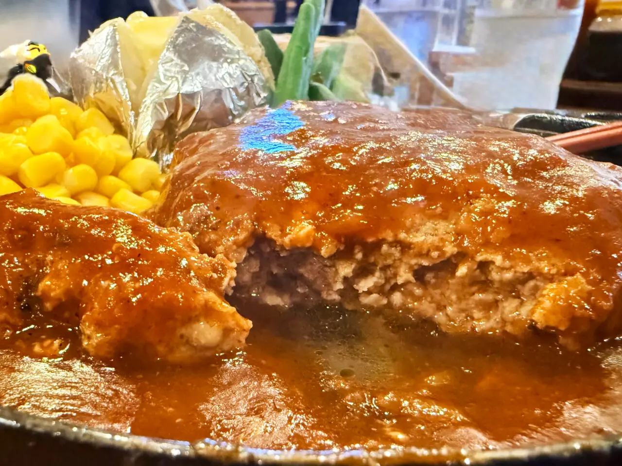 サァティーラブのハンバーグの肉汁