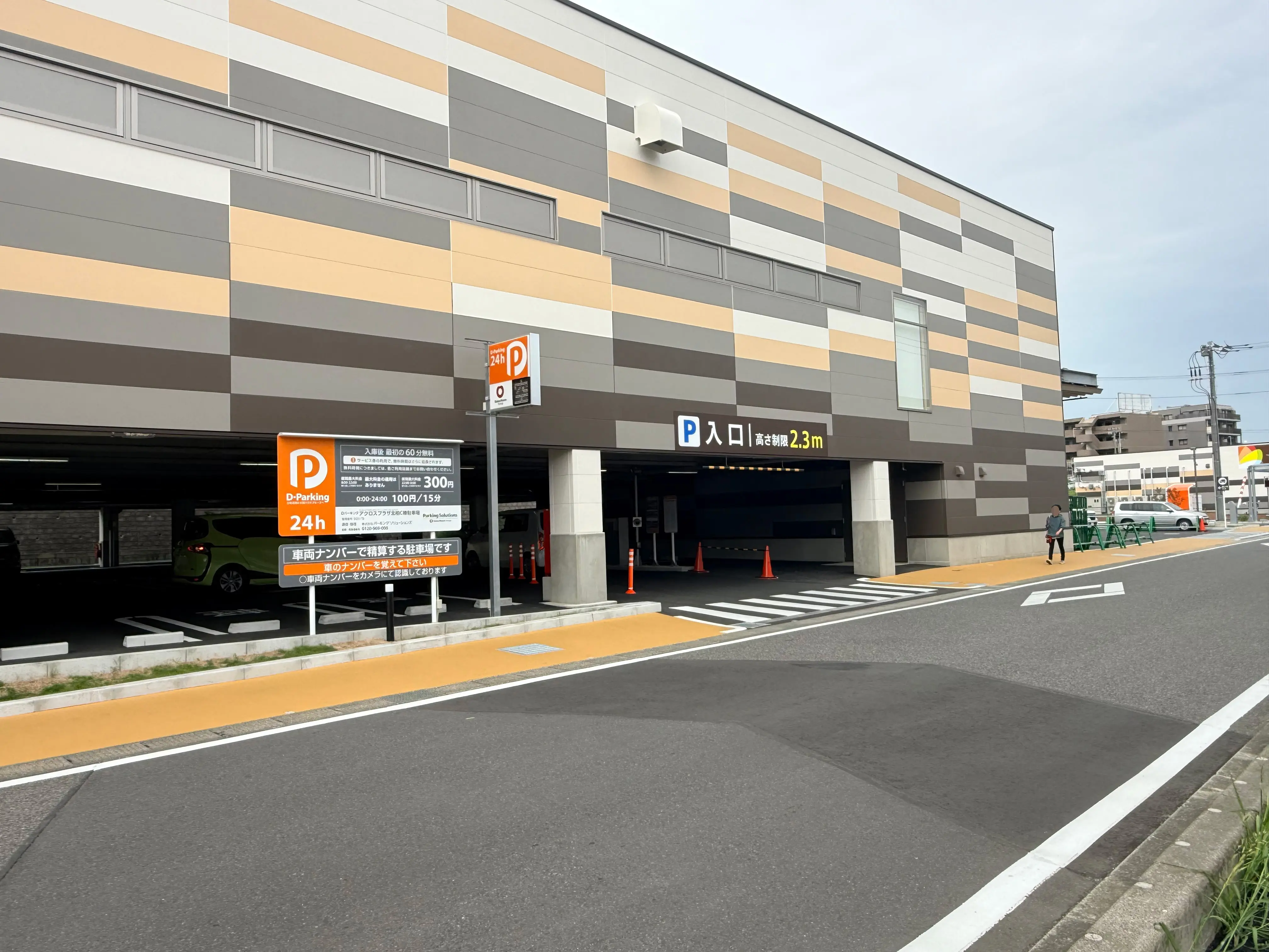 C棟ベルクス側の駐車場