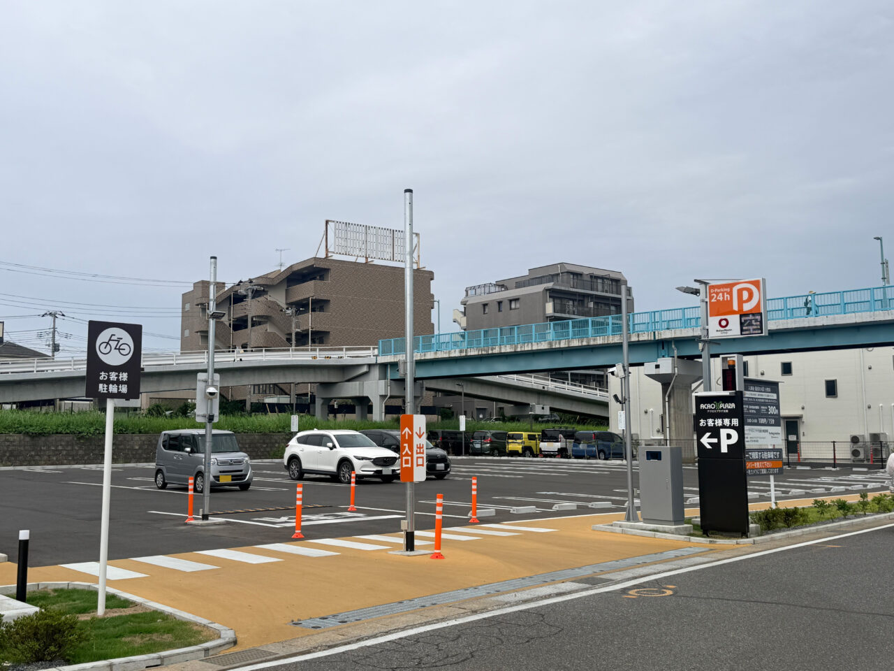 セリア側の駐車場