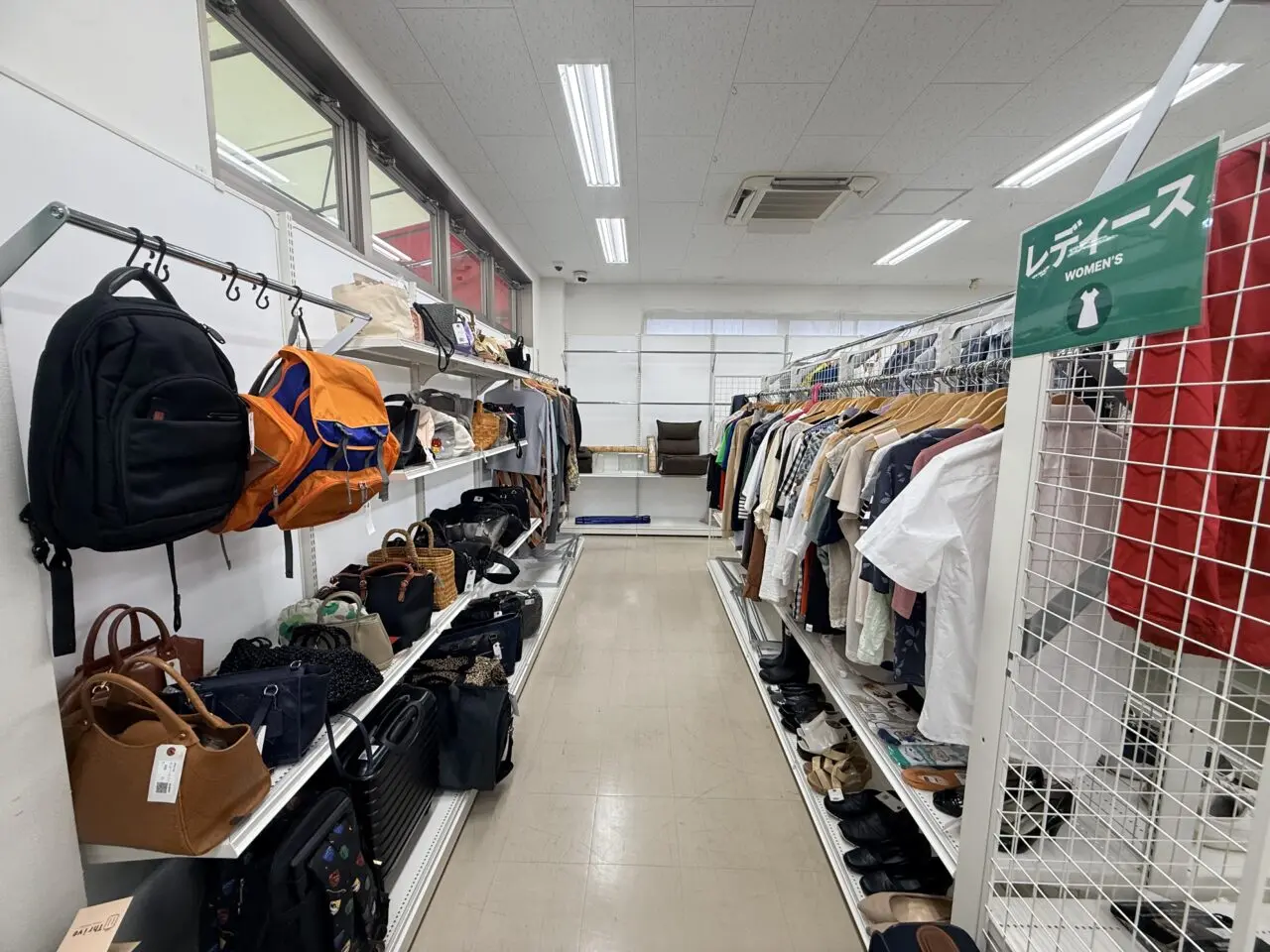ジモティースポット柏豊四季店の服やカバン