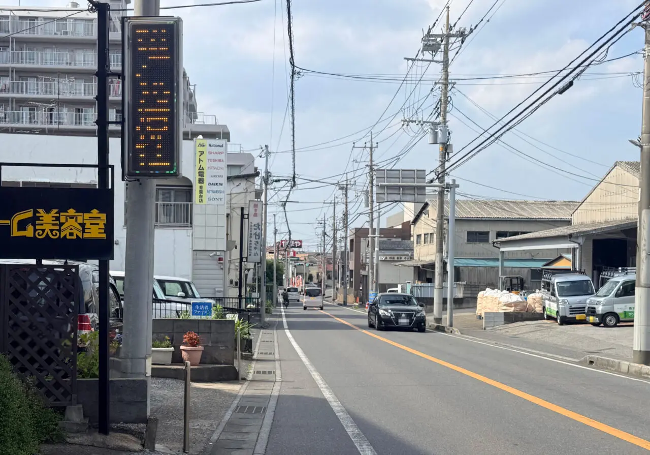 『パリワール 焼き立てナンと本格カレーのお店』の交差点付近