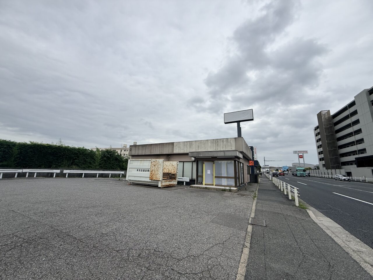 旧吉野家16号の広い駐車場