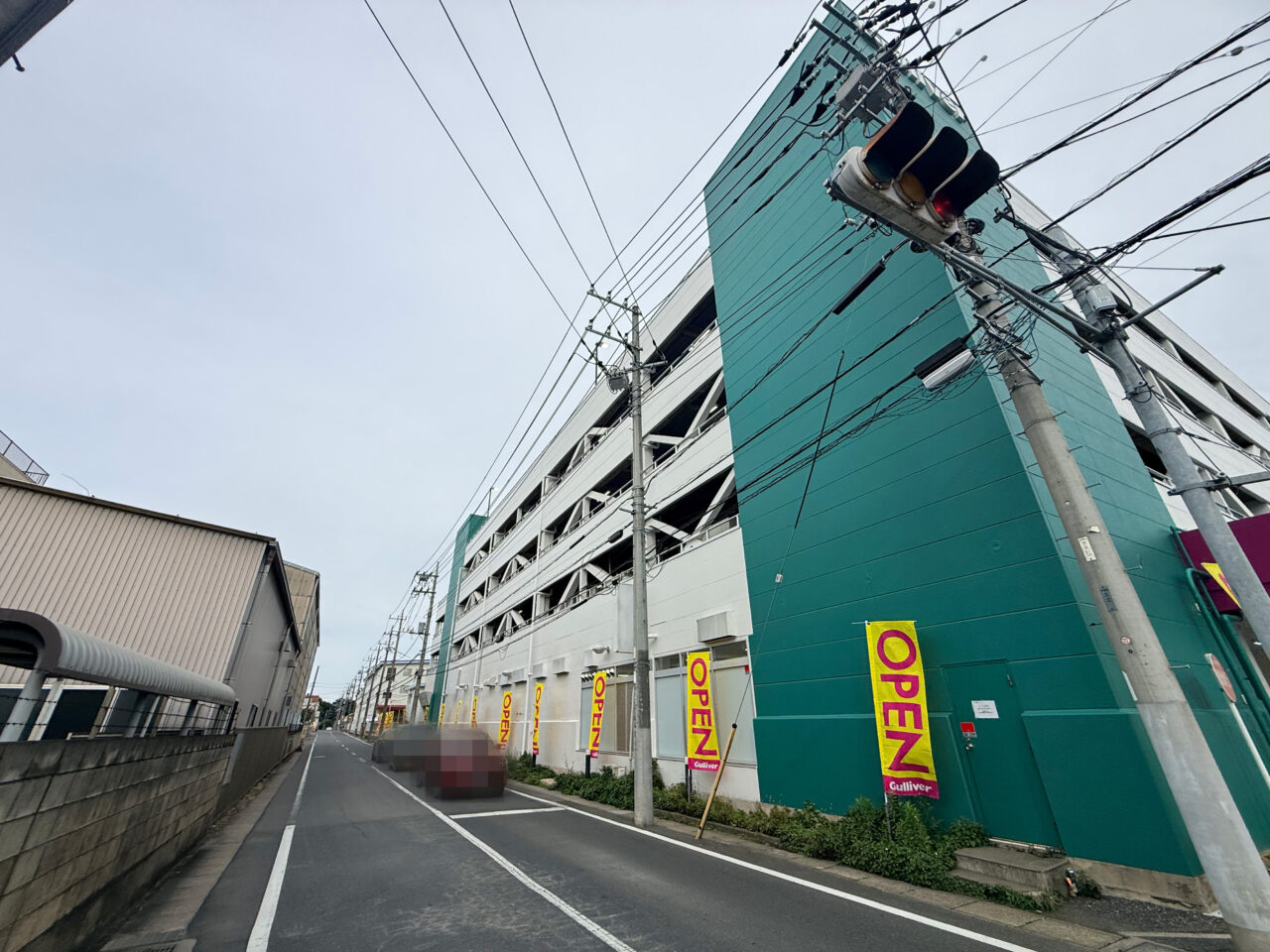 横から見るGulliver柏店立体駐車場
