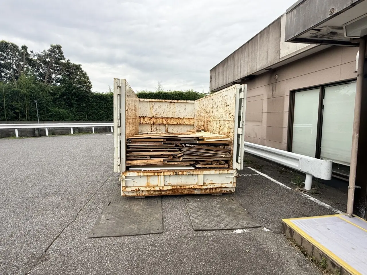 トラックの荷台